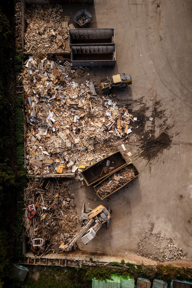 Blick von oben auf den Recyclinghof der WRG mit Containern und Radladern