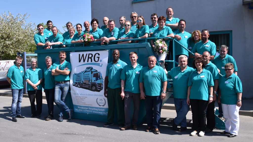 wrg-wuerzburger-recycling-team-mit-container-1920x1080