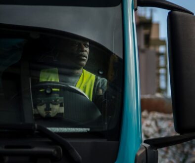 Fahrer sitzt im Führerhaus eines LKWs eines Recyclingunternehmens
