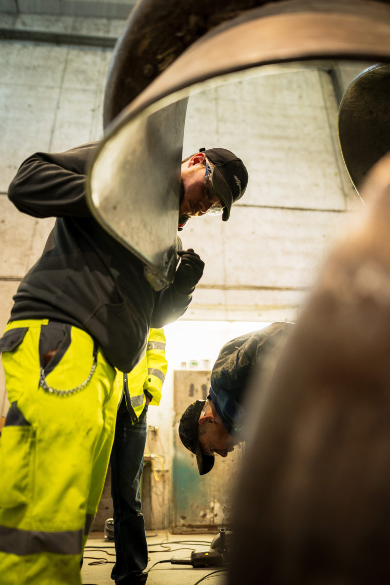 Mitarbeiter bei Sortierarbeit Mitarbeiter arbeitet körperlich bei der Abfall- oder Materialsortierung