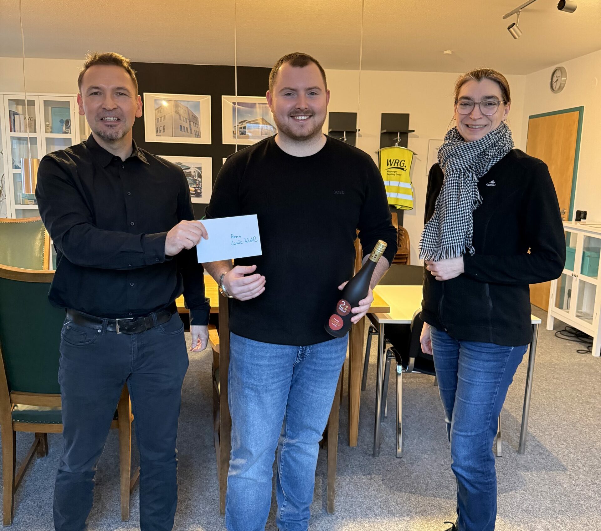 Drei WRG-Mitarbeiter im Büro bei der Übernahme eines ehemaligen Auszubildenden ins feste Team